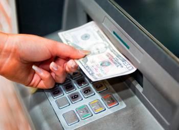 В Узбекистане теперь в банкоматах можно получить купить доллары с сумовых карт