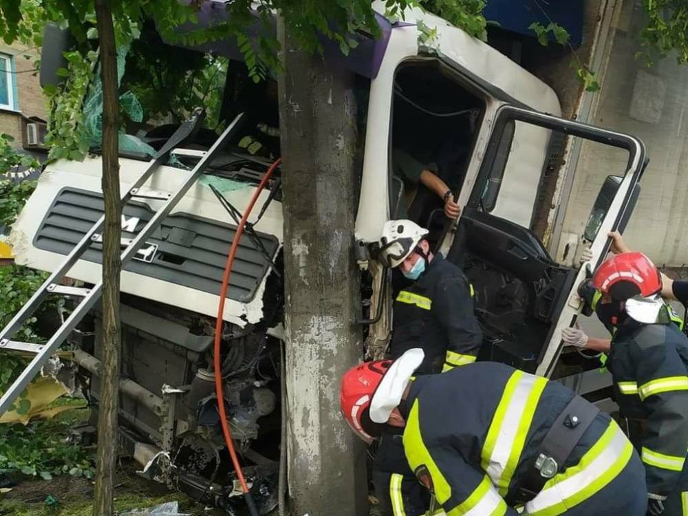 Серьезное ДТП в Киеве: грузовик влетел в столб на Нивках