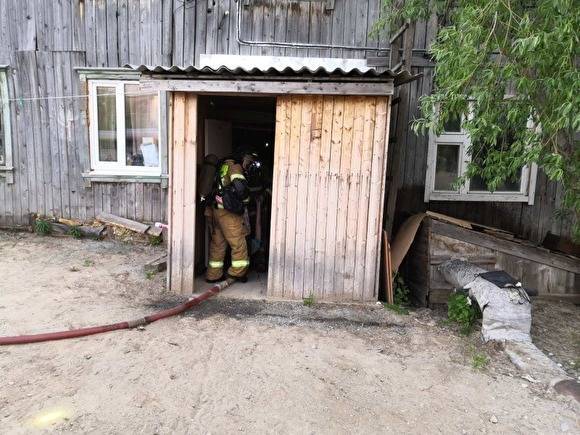 В Лабытнанги пожарные спасли девушку из горящего дома