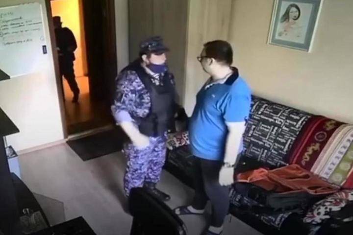 Лица в форме росгвардейцев пригрозили подбросить наркотики москвичу