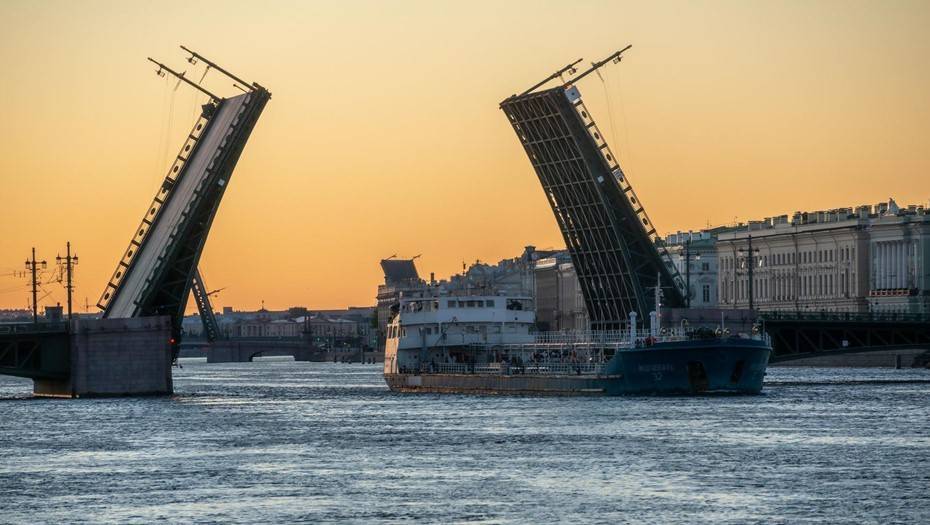 В Петербурге из-за Дня России отменили разводку мостов