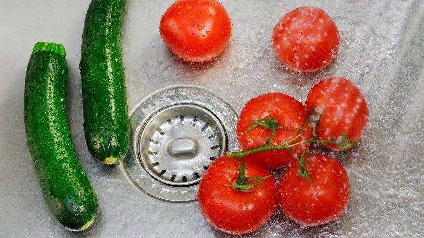 Никакого жидкого мыла! Как правильно мыть фрукты и овощи летом— советы врача