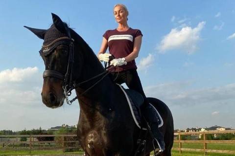 Анастасия Волочкова верхом на коне села на шпагат