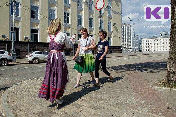 В Сыктывкаре в честь Дня России волонтеры раздают прохожим ленточки с цветами государственного флага