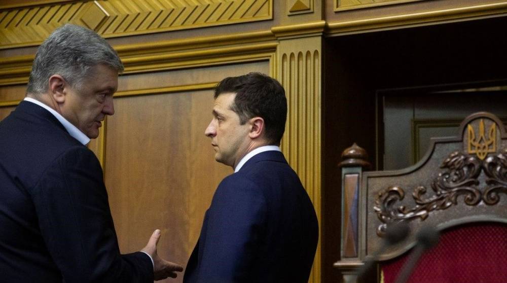 Порошенко все еще считает себя президентом – Зеленский негодует