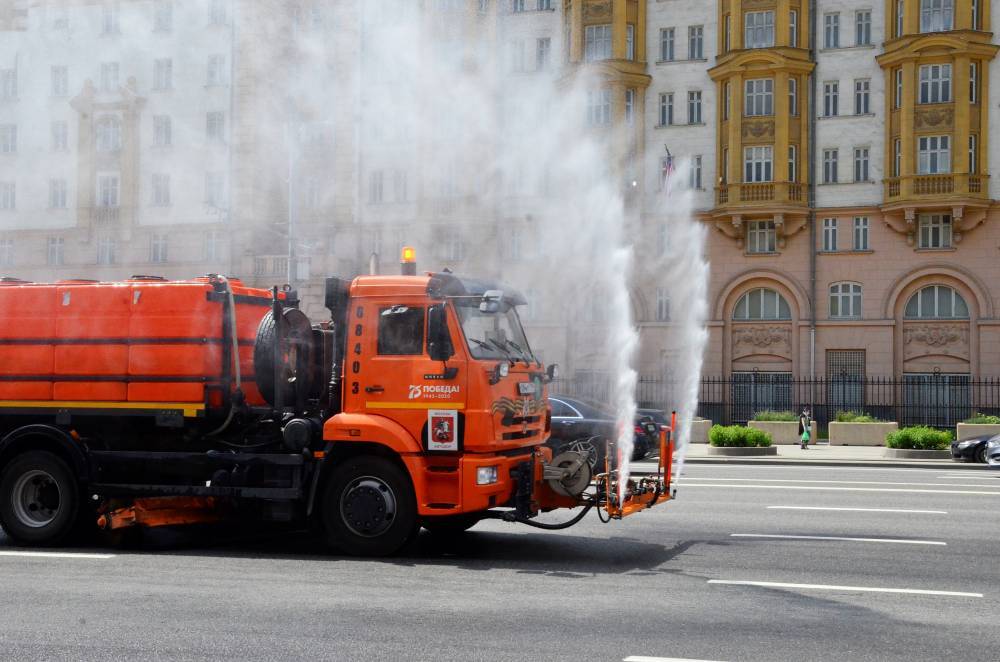 Все поливальные машины вывели на улицы Москвы для борьбы с жарой