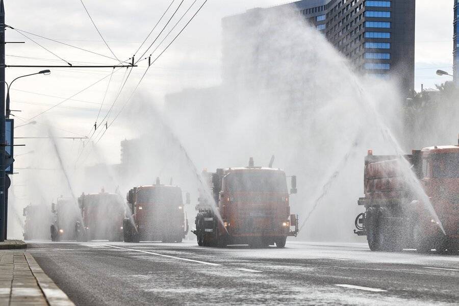 Для борьбы с жарой на улицы Москвы вывели все поливальные машины