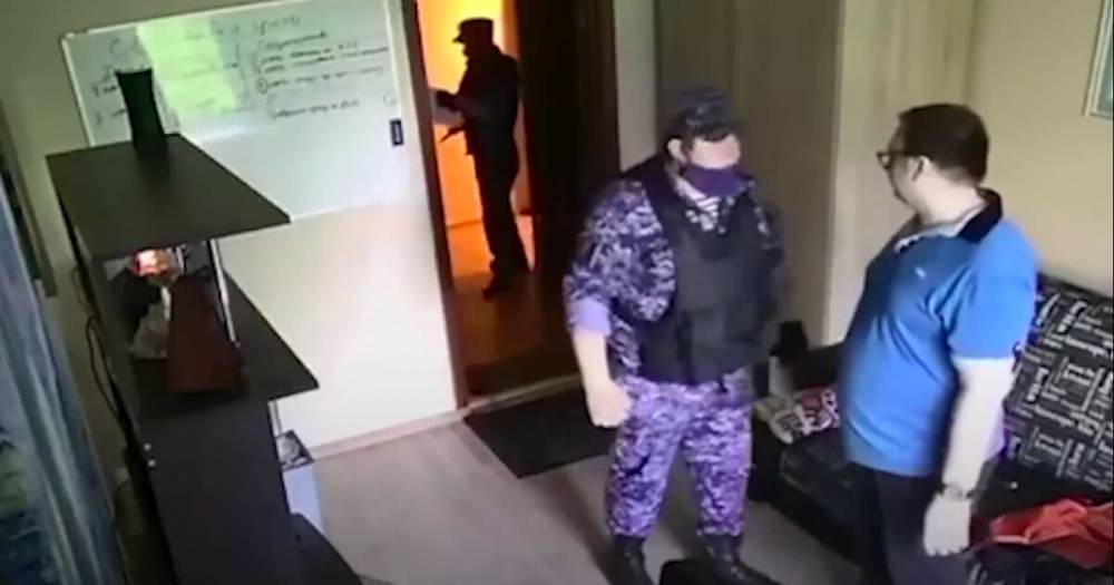 Росгвардейцы угрожали москвичу подбросом наркотиков за то, что он мешал спать соседке в пять часов вечера