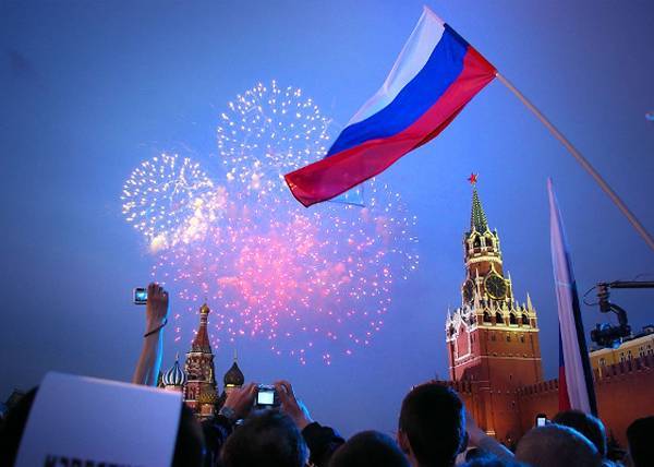 ВЦИОМ: Почти 90% россиян считают себя патриотами, но любить Россию готовы все меньше