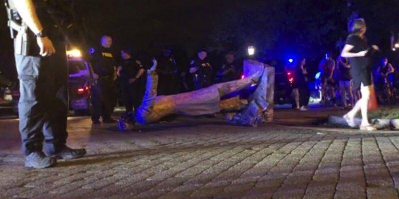 Протестующие свалили статую президента Конфедерации в ее бывшей столице Ричмонде