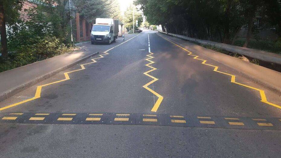 На одной из улиц Нур-Султана нарисовали жёлтую зигзагообразную разметку – это пилотный проект