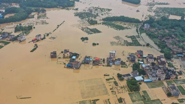 В Китае наводнение разрушило тысячи домов, десятки погибших