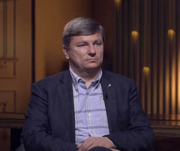 Зеленский устраивает шоу с преследованиями Порошенко чтобы отвлечь внимание людей от краха экономики - Герасимов