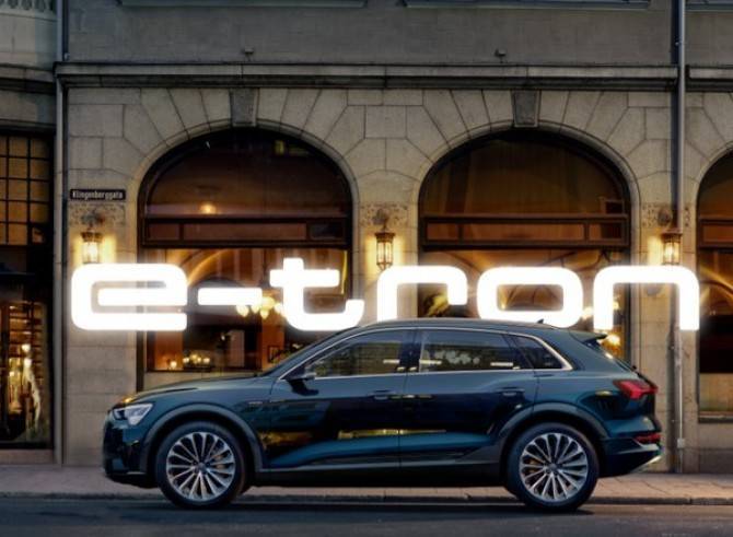 Электрический кроссовер Audi e-tron доступен для заказа в России