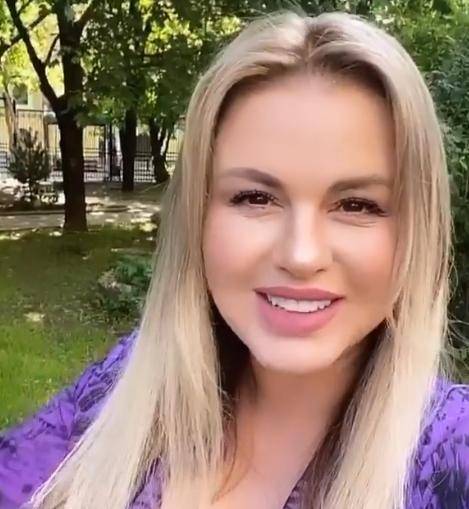 «У-Дачный чарт»: Постройневшая Анна Семенович снова стала ведущей Муз-ТВ