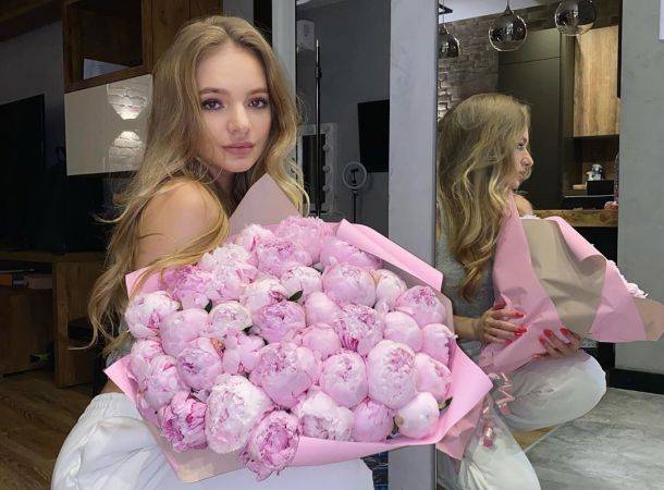 Дочь Дмитрия Пескова показала фото с красавицей-мамой