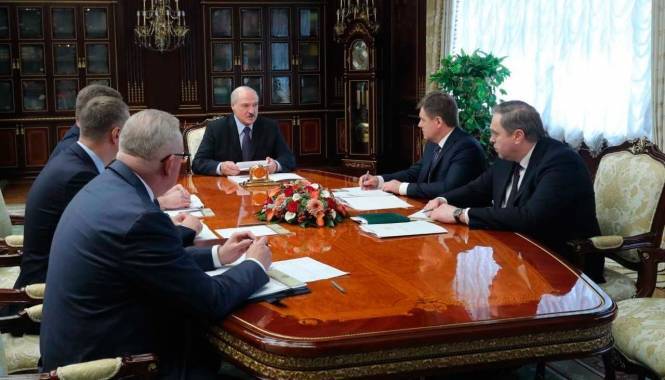 Лукашенко требует активнее строить арендное жилье для работников социальной сферы