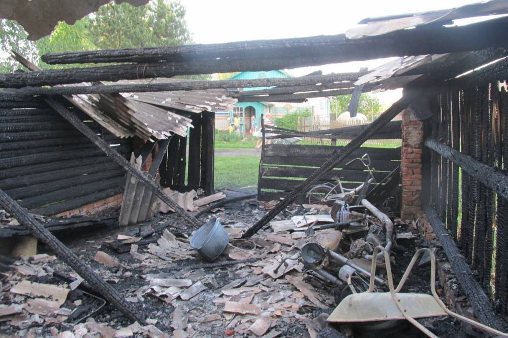 В Смоленской области юные поджигатели спалили сарай, велосипед и мотоцикл