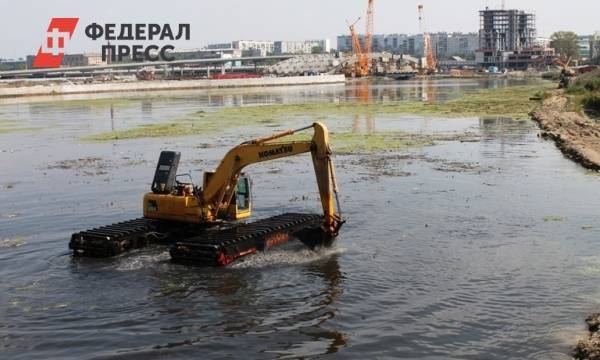 В реку Миасс в центре Челябинска запустят экскаватор-амфибию