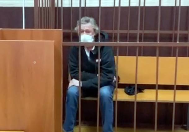 Находившегося под домашним арестом Ефремова увезли за нарушение в тюрьму