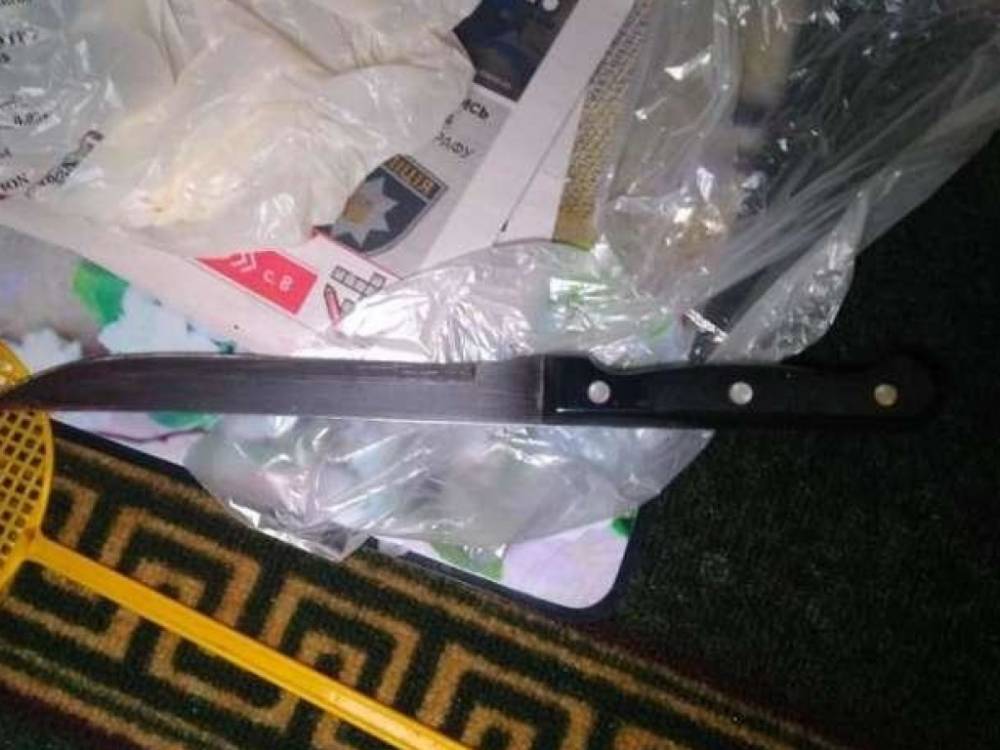 В киевском хостеле пьяный парень набросился с ножом на обидчика