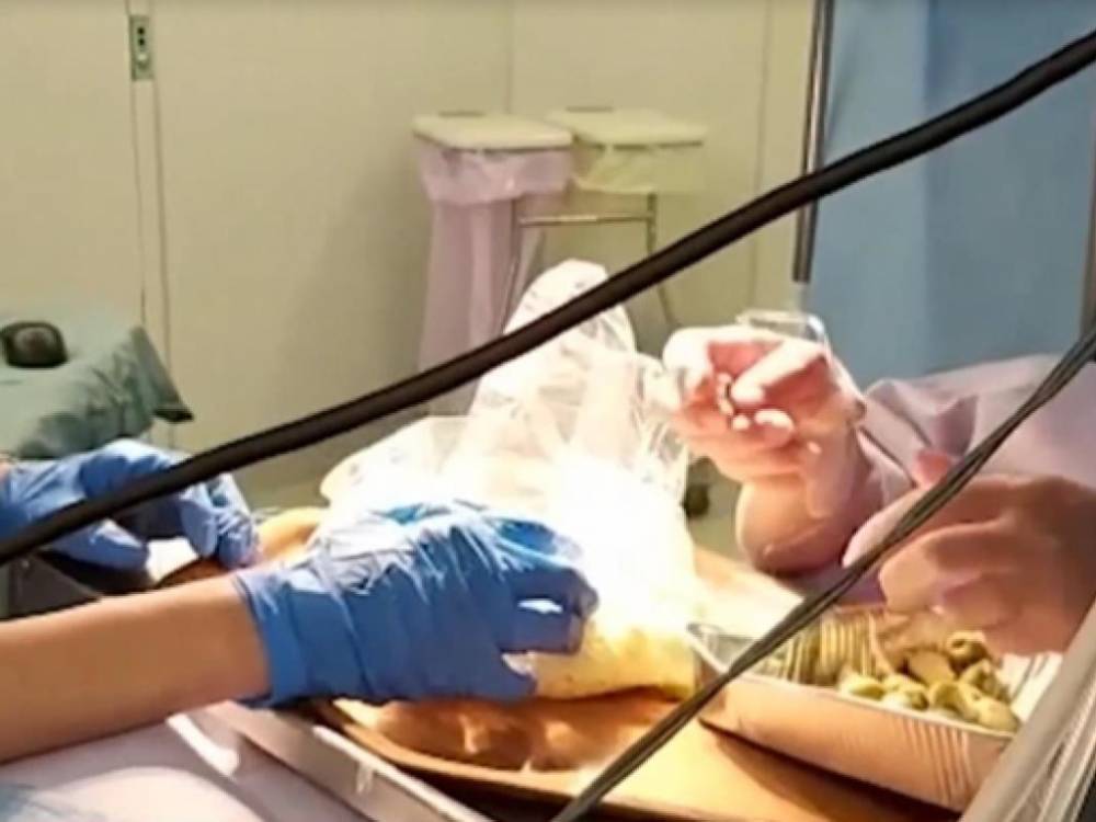60-летней женщине оперировали мозг, а она фаршировала оливки
