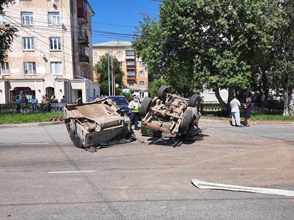 В Нижнем Тагиле УАЗ с прицепом опрокинулся на крышу после аварии с автобусом