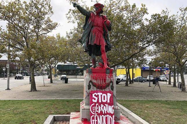 В США демонстранты крушат и оскверняют памятники Христофору Колумбу