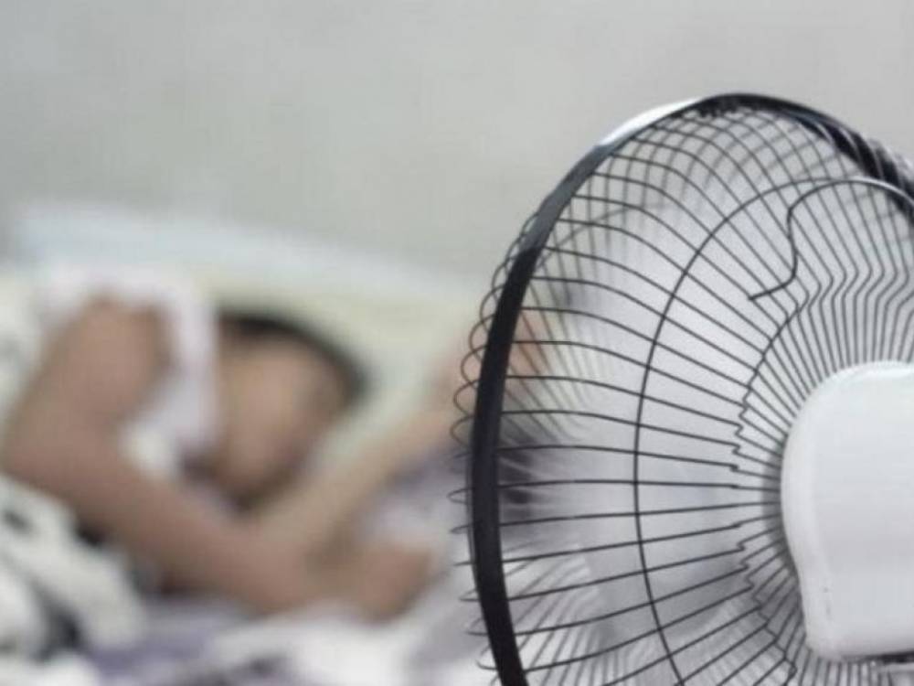 Могут возникнуть спазмы мышц: врачи рассказали о вреде сна возле вентилятора