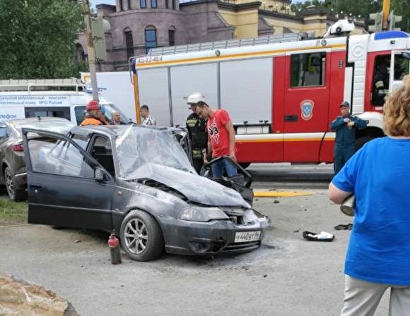В Екатеринбурге — новое серьезное ДТП: пострадали два человека