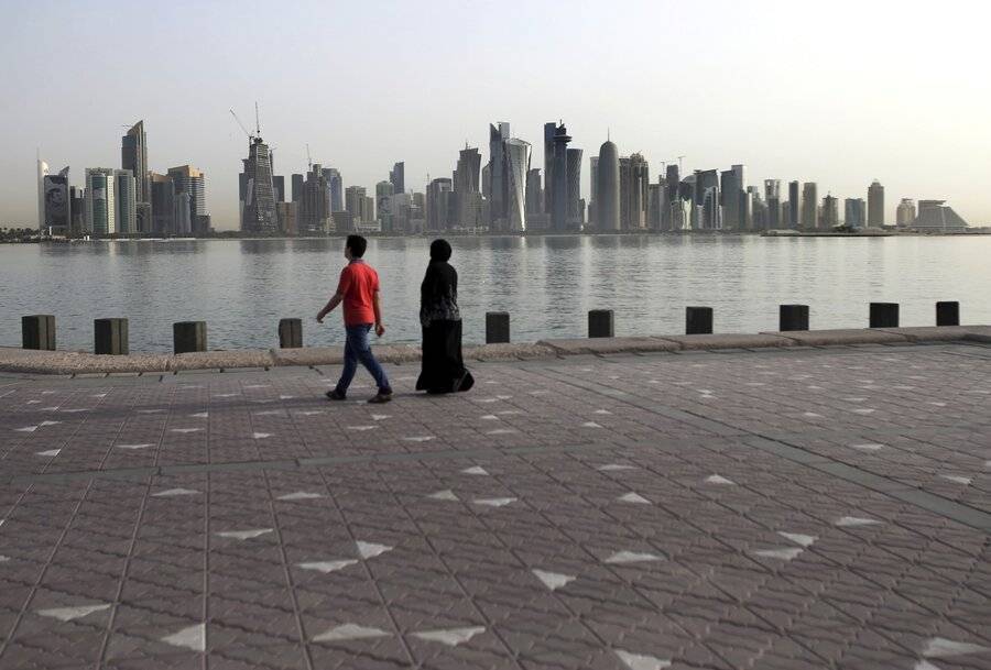 Катарские работники рассказали, как борются с изнуряющей жарой