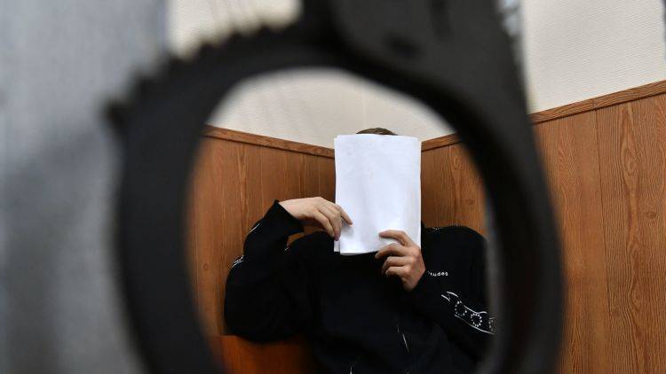 Экс-полицейского в Крыму посадили на три года за взятку