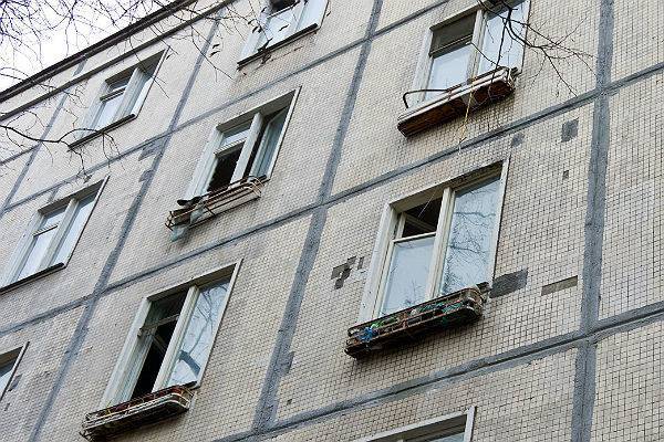 В Калужской области мальчик упал с 5-го этажа, спасаясь из отцовского плена