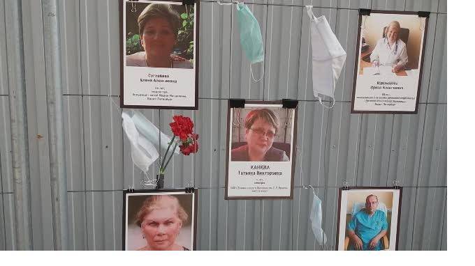 Губернатор Петербурга поддержал идею увековечить память погибших медиков