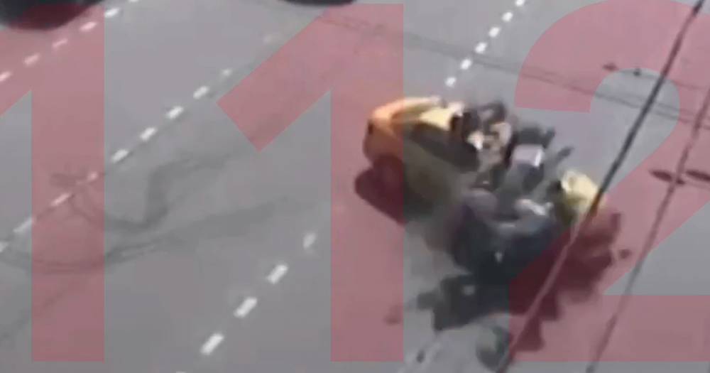 В Москве таксист сбил гнавшегося за нарушителем гаишника на мотоцикле