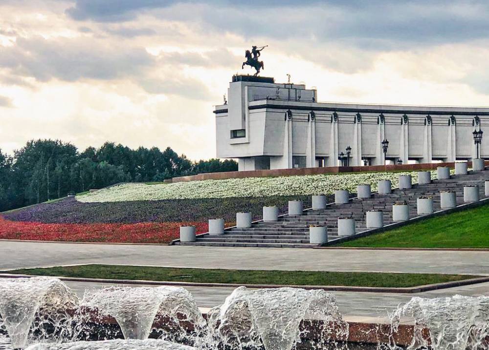 Ко Дню России Парк Победы на Поклонке украсил цветочный триколор