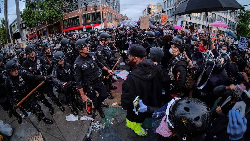 Протестующие в Сиэтле назвали отбитую у полиции территорию народной республикой