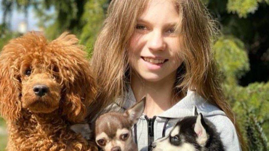 «Мимимишность»: Фигуристка Трусова показала, как «целуется» с крошечной собачкой