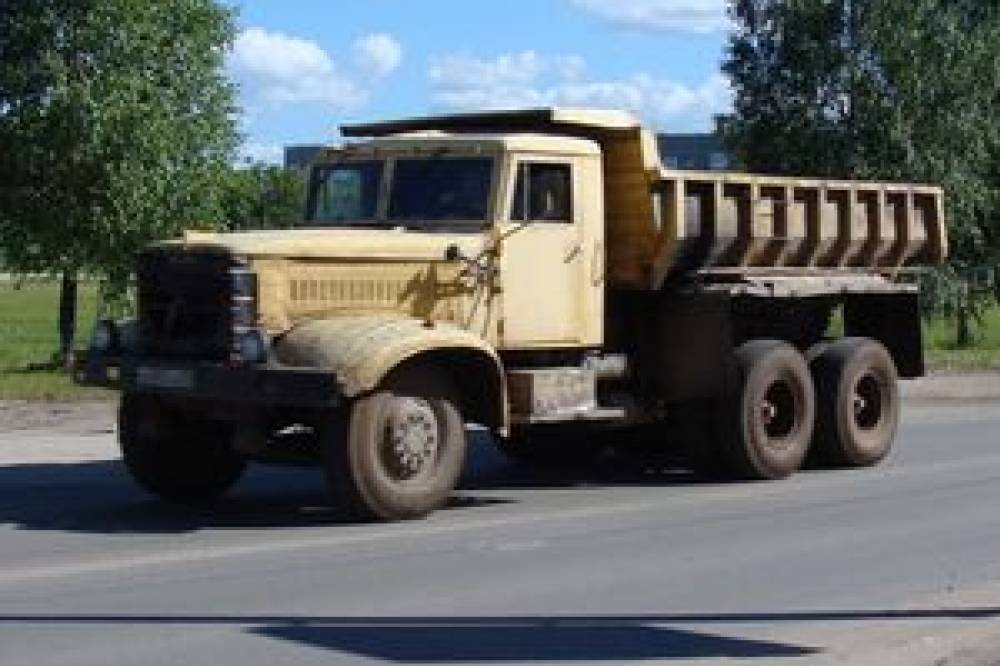 В Киеве загруженный грузовик провалился под асфальт