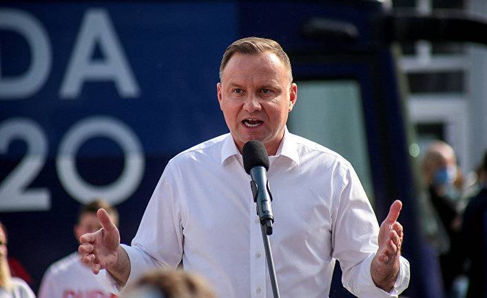 Bloomberg (США): польский лидер, пытаясь придать новый импульс своей кампании, подверг критике геев и назвал их врагами