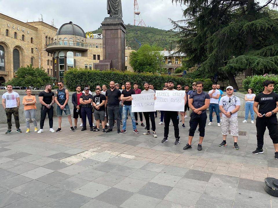 В Тбилиси провели акцию с требованием открыть спортзалы