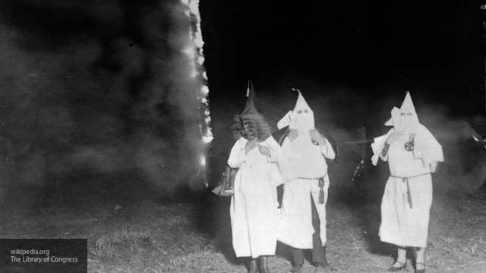 "Ку-клукс-клан" с флагами Трампа прервал акцию против расизма в США
