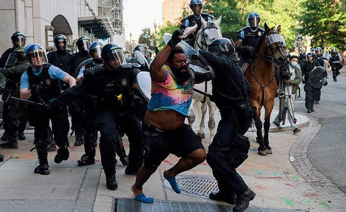 The Guardian (Великобритания): как это — «урезать полицию»? Объясняем клич американских демонстрантов