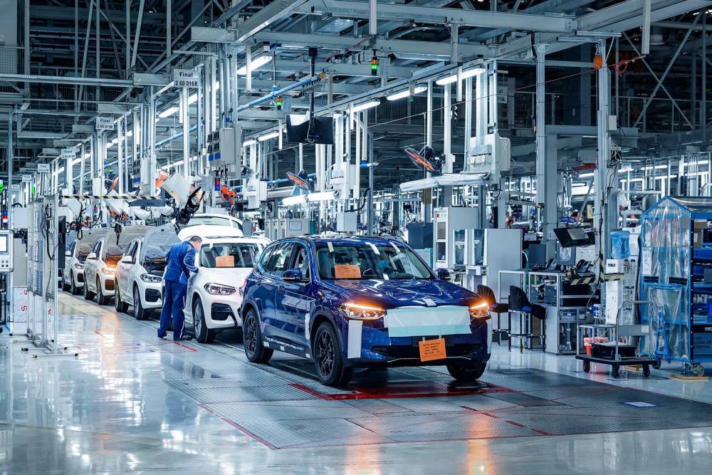 В Китае собрали первые 200 электрокроссоверов BMW iX3, серийную сборку запустят в конце лета, а отгрузку клиентам — до конца года