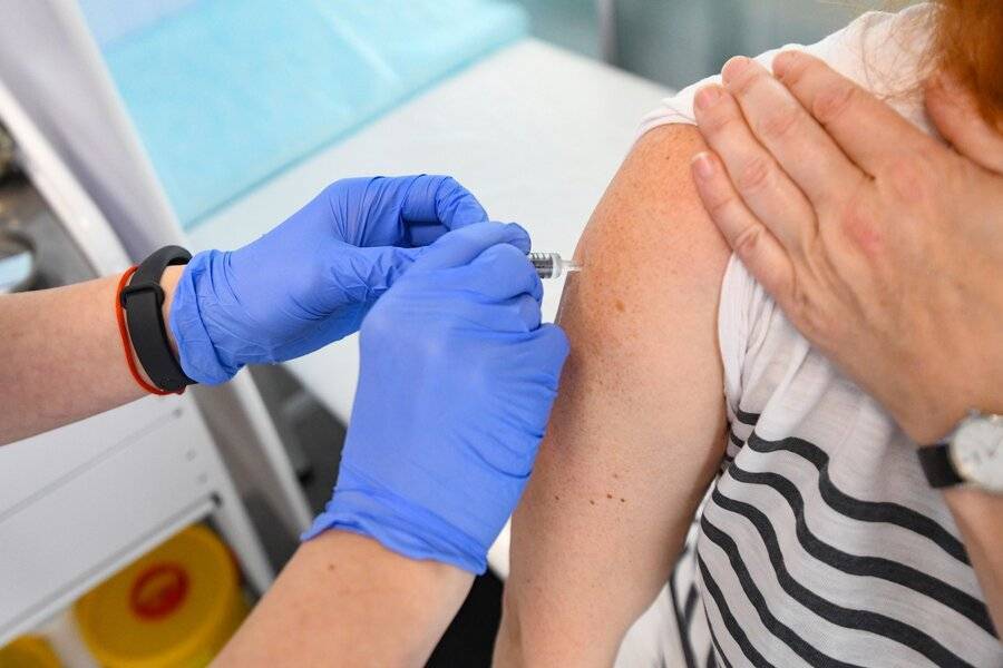 Москвичам рассказали о возможных сроках старта массовой вакцинации от COVID-19