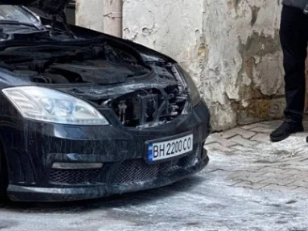 В Одессе произошла перестрелка и подожог Mercedes