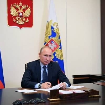 Путин поручил выделить почти 42 млрд рублей на поддержание уровня зарплат в образовательных и мед организациях