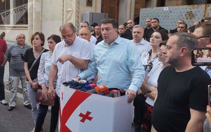 На полпути до выборов: оппозиция продолжает обсуждать мажоритариев
