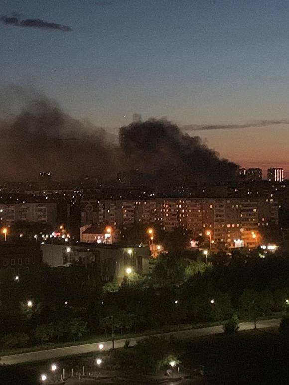 В Челябинске загорелась стройплощадка