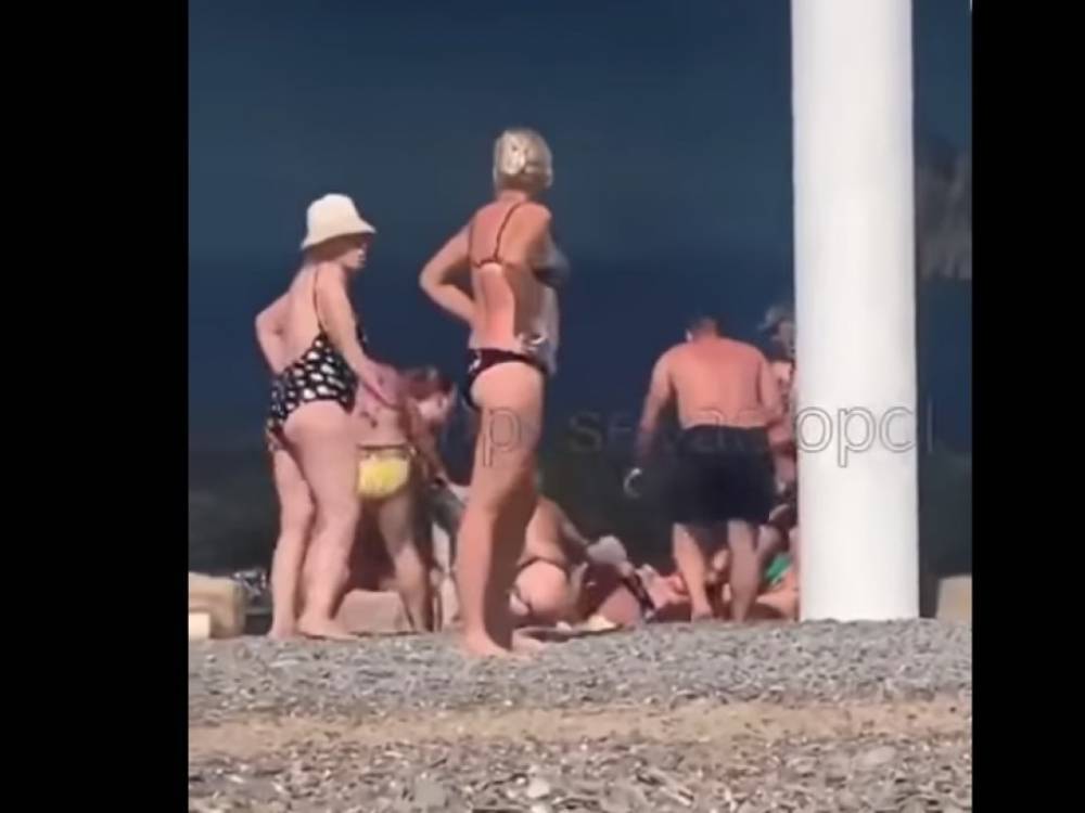 В Крыму обнаженная женщина устроила массовую драку на пляже